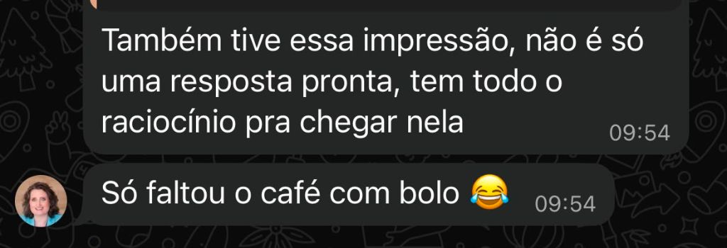 Print de WhatsApp: médicas comentam que a resposta não é pronta, tem todo o raciocínio por trás, e brincam que só faltou o café com bolo